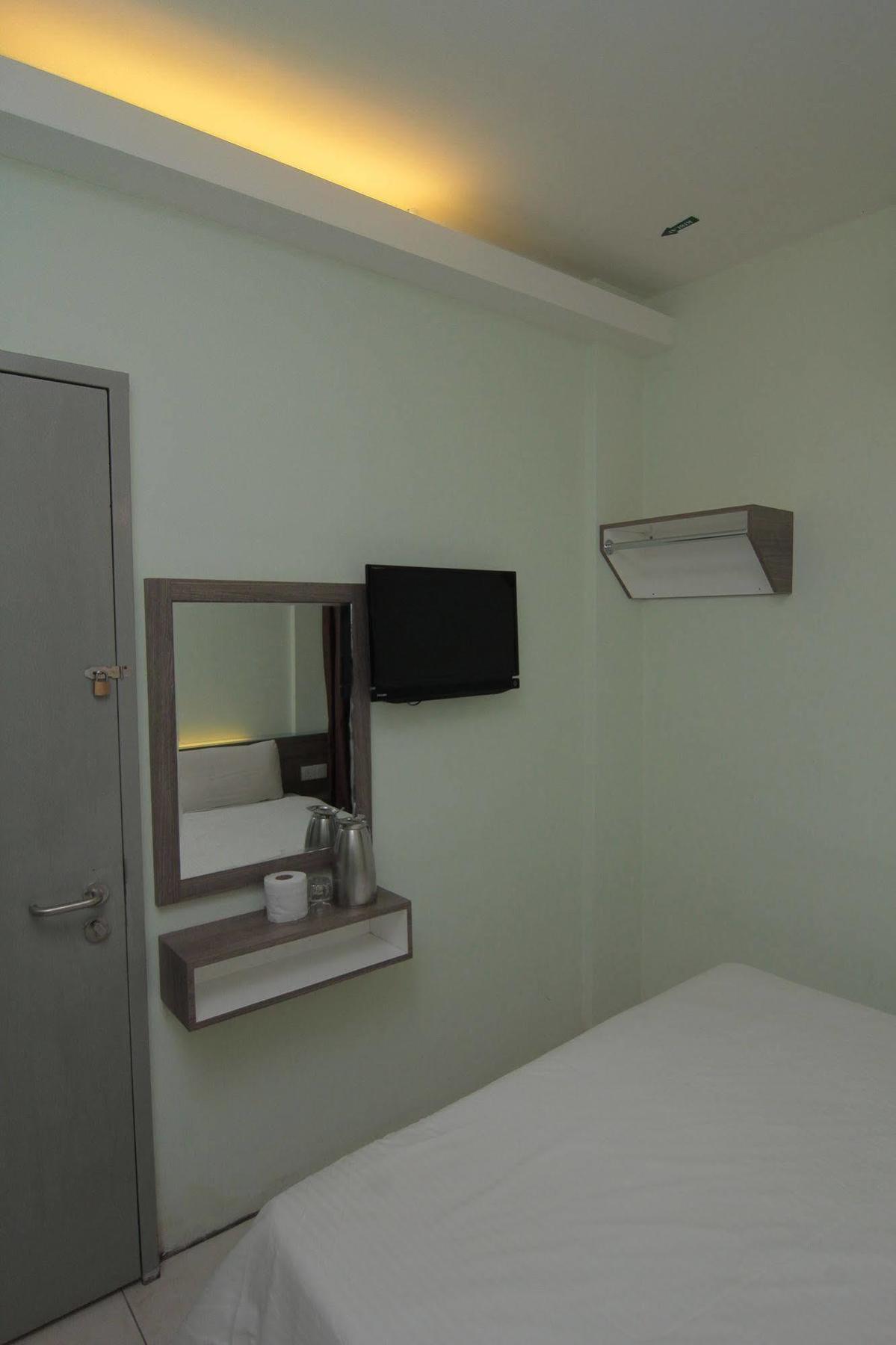 Qish Hotel Malacca Exteriör bild