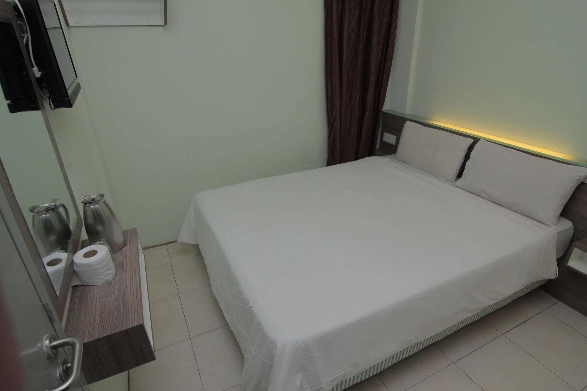 Qish Hotel Malacca Exteriör bild