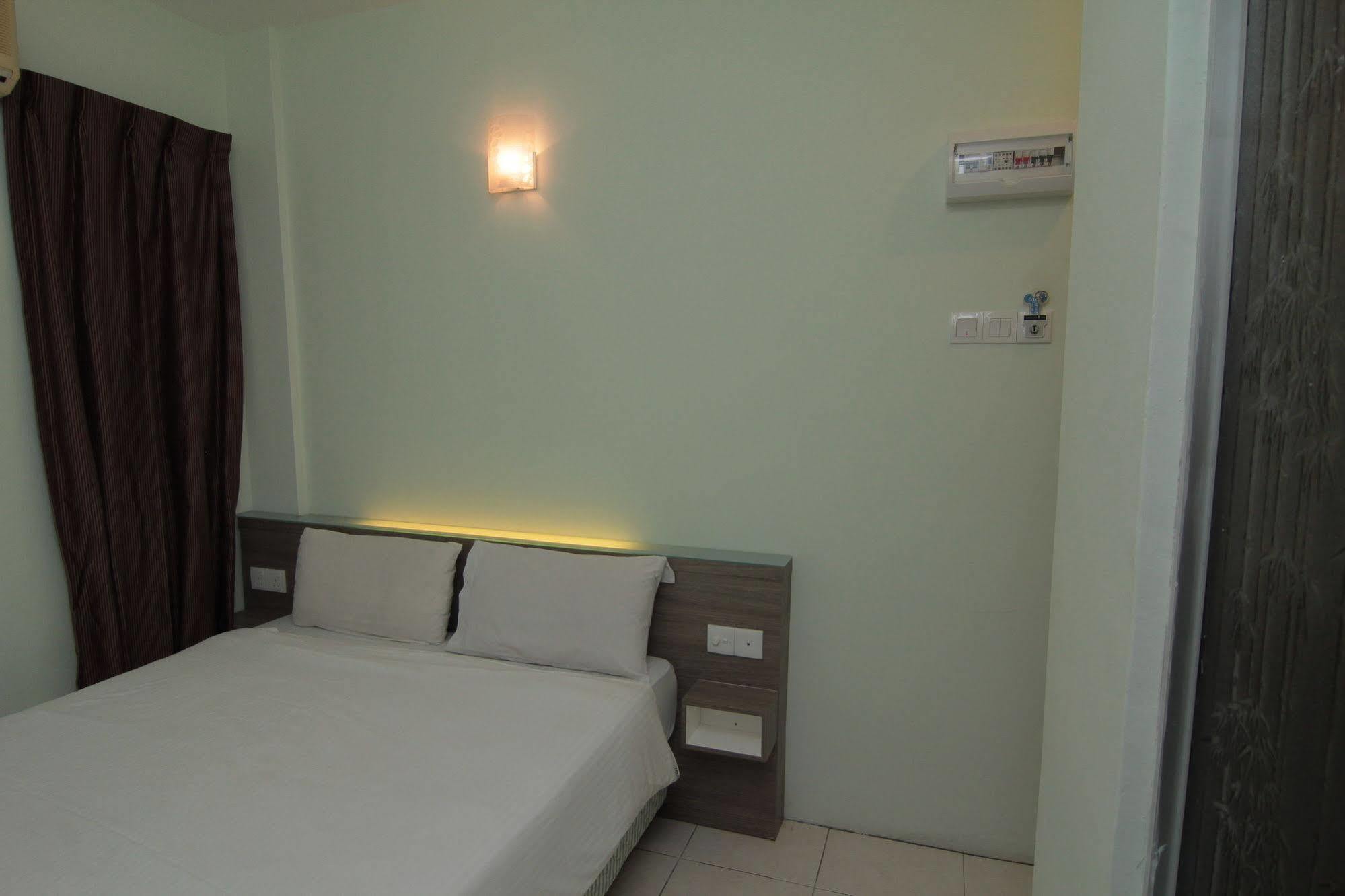 Qish Hotel Malacca Exteriör bild